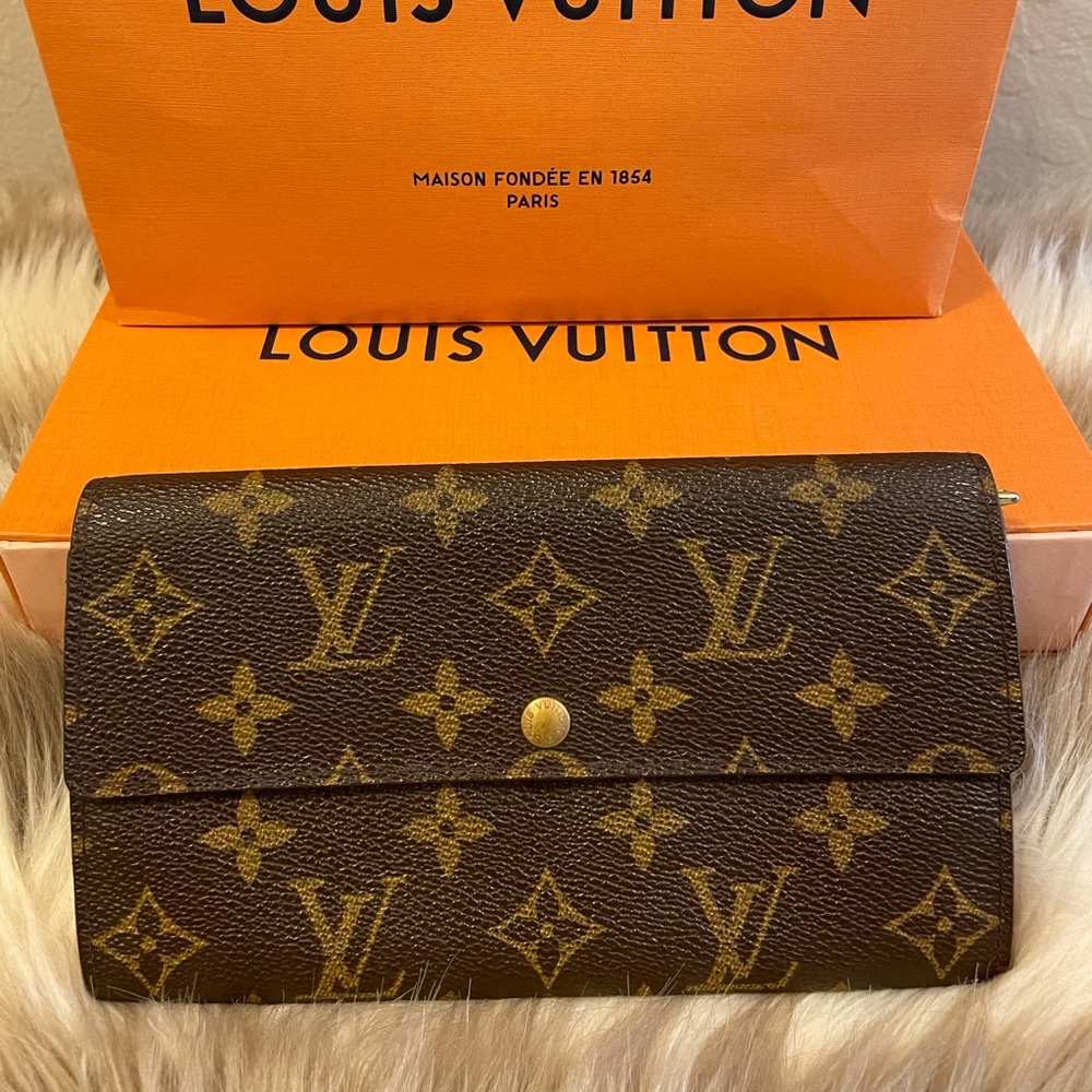 “SOLD”📦📮Authentic Louis Vuitton Bi-fold wallet